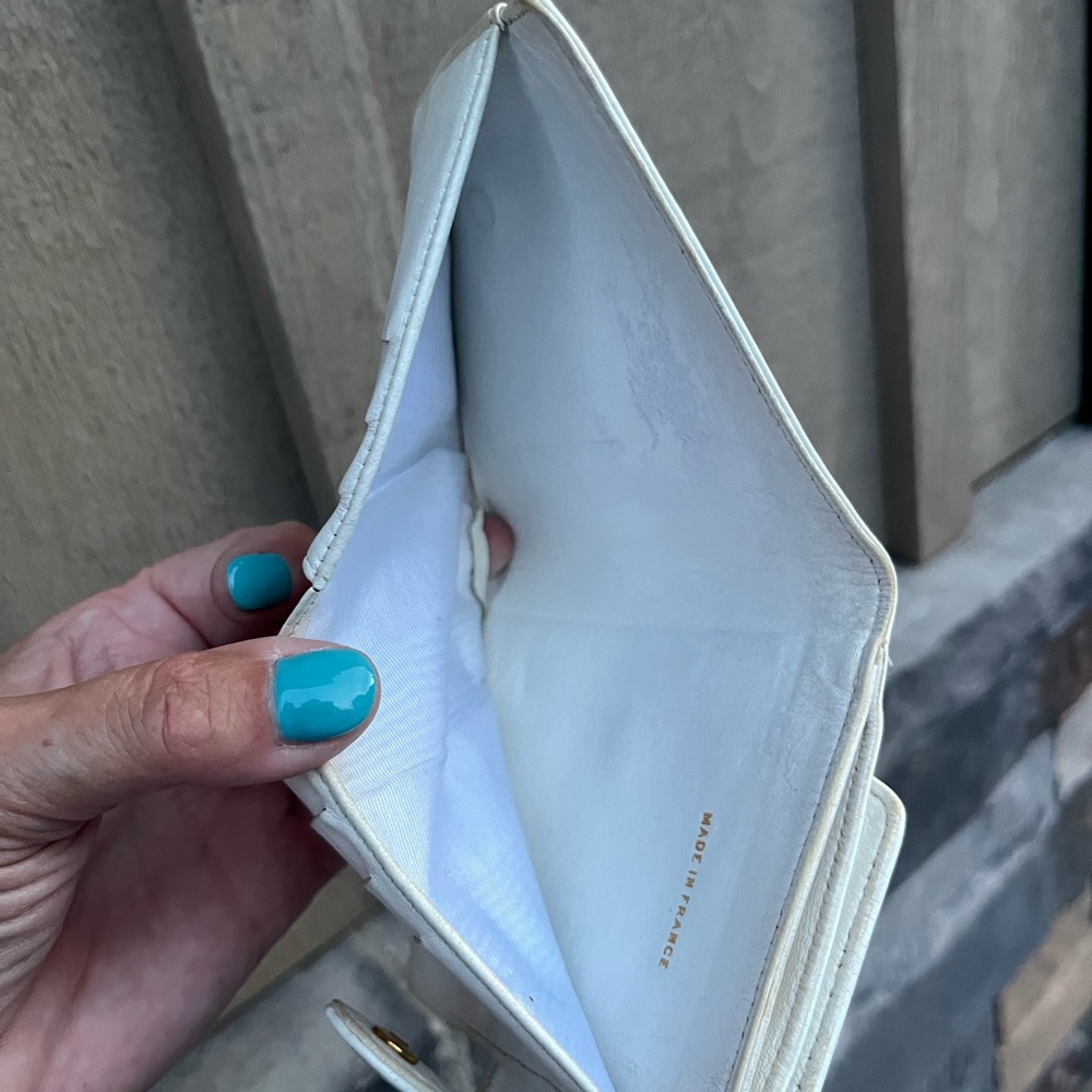 VINTAGE Caviar Timeless CC BIFOLD Wallet in White - Picture 6 of 16